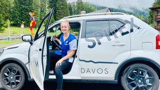 Ravinia Bernhard ist im Auftrag der Spitex Davos unterwegs.
