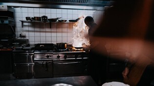 Passiert schneller, als gedacht: In der Küche ist der Grat zwischen «heiss» und «gefährlich» oft sehr schmal.