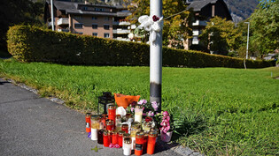 Trauer um die Verstorbene: Beim Bruggli in Netstal wird der getöteten Frau am Sonntag mit Grablichtern und Blumen gedenkt.