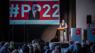 Mit tosendem Applaus nominiert: Der amtierende Regierungsrat Peter Peyer wird auch bei den Wahlen 2022 für einen SP-Sitz in der Exekutive antreten. 
