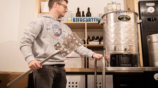 Raus aus dem Keller: Mario Hosang will ab Frühjahr 2022 in Schwanden auf einer grösseren Anlage Bier brauen.
