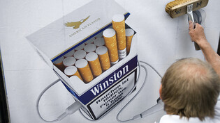 Plakatwerbung für Zigaretten will sowohl die Initiative als auch der Gegenvorschlag verbieten. (Archivbild)