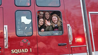 So sehen Siegerinnen aus: Die New Glarnerinnen winken ihren Fans aus dem Feuerwehrauto zu.