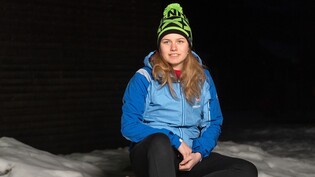 Ehrgeizige Prätttigauerin: Skitourenläuferin Ronya Lietha sitzt im Schnee und geniesst die knapp bemessene Freizeit.