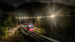 Lichterkette im Albulatal: Die Testwaggons auf der RhB-Strecke zwischen Preda und Bergün. 