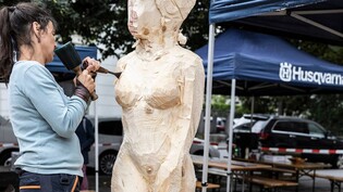 Die Künstlerinnen kommen zurück: Im August findet wieder eine Holzart-Woche im Glarnerland statt. Aussehen soll es wie hier bei der Ausgabe 2019, als Martina Kreitmeier aus Deutschland an ihrer Skulptur arbeitete.