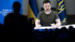 Der ukrainische Präsident Wolodimir Selenskyj hofft auf Vorschläge aus der Tessiner Wiederaufbaukonferenz, wie er am Montag in einer Videozuschaltung am Weltwirtschaftsforum in Davos.