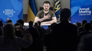 Unterstützung für die Ukraine: Wolodymyr Selenskyj richtet sich per Liveschaltung an die WEF-Teilnehmer im Davoser Kongresszentrum.