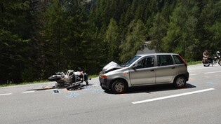 Auf die Gegenfahrbahn gekommen: Ein Töff kollidierte in der Val Poschiavo heftig mit einem Auto. Weshalb der Töfffahrer auf die andere Strassenseite geriet, ist noch unklar.