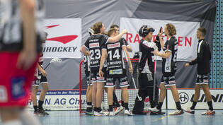 Auftaktsieg: Chur Unihockey bejubelt den hart erkämpften Erfolg gegen Basel Regio.