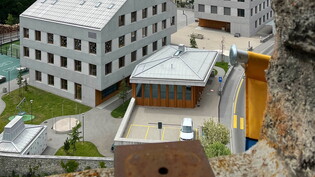 Wie die «Arena»-Gebäude auch eignet sich die Schulhausbauten für Sonnenkollektoren.