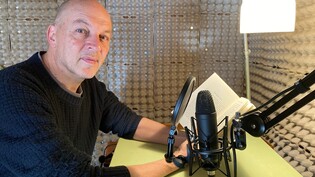 Liest aus seiner Romanreihe «Menschliche Regungen»: Im neuen Tonstudio in seinem Büro in Sta. Maria nimmt Tim Krohn seinen Podcast auf.