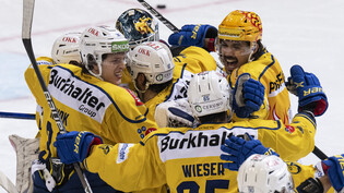 Die Davoser Spieler feiern ihren Sieg in der National League zwischen dem SC Bern und dem HC Davos.