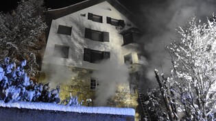 Nachbar bemerkt Brand: Ein Nachbar sah Flammen aus dem Erdgeschoss des unbewohnten Mehrfamilienhauses an der Via Tinus aufsteigen. 35 Einsatzkräfte der Feuerwehr St. Moritz löschten den Brand. Zum Zeitpunkt des Brandausbruchs befand sich niemand im Gebäude.