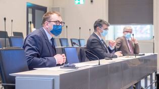 Die Labore sind überlastet: Die Regierungsräte Peter Peyer, Marcus Caduff und Jon Domenic Parolini (von links) erklären im Grossratssaal, wieso die kantonalen Testungen zurückgefahren werden.