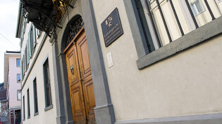 Die Tür zum Kantonsgericht in Chur: Die Kommission hat keine Verfehlungen gefunden, die eine Untersuchung gegen drei Richter rechtfertigen. 