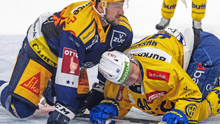 Kampf am Bully: Dennis Rasmussen (rechts) duelliert sich mit Zugs Topskorer Jan Kovar.