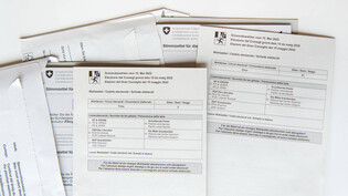 Zwei Wahlkuverts für eine Person: Abstimmungsmaterial von der neuen und der alten Wohngemeinde, welches eine Stimmberechtigte nach dem Umzug Ende März erhalten hat. 
