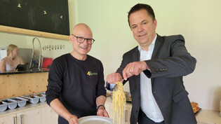 Setzen sich gegen Lebensmittelverschwendung ein: Stefan Pfister (links) und Cyrill Ackermann schöpfen im Temporär-Restaurant «4Reasons» ein Essen aus.