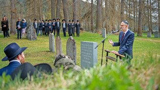 Auf den Tag genau 77 Jahre nach dem Ende des Zweiten Weltkriegs weite Ralph Levin, Präsident des SIG, auf dem jüdischen Friedhof einen Gedenkstein ein.  