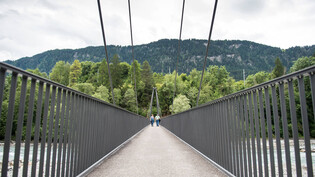 Verbindet zwei Orte miteinander: Wie diese Brücke für Langsamverkehr zwischen Castrisch und Schluein/Sagogn (im Bild) gibt es unzählige wunderschöne Brücken im Kanton.