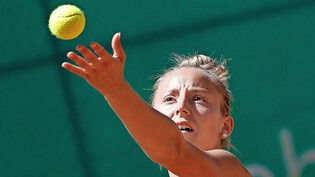 Fokus auf den Filzball: Die Aroser Tennisspielerin Paula Cembranos schlägt an der U18-EM in Klosters auf. 