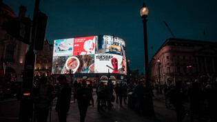 Mehrere Profiteure: Werbung wie sie hier im Bild in London zu sehen ist, kann ein Sprungbrett für Musikerinnen und Musiker sein, wenn ihr Song in einem Spot verwendet wird.