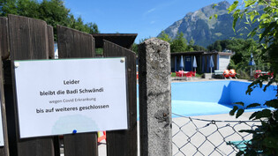 Nichts mit Abtauchen ins kühle Nass: An den heissesten Sommertagen bleibt die alpine Bergbadi im Süddorf Schwändi geschlossen.