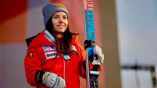 Es wartet ein neues Leben: Bigna Schmidt in der Skikleidung von Schweizer-Paralympic-Skiteam.