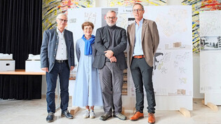 (V.l.): Stiftungsratspräsident Hansjörg Künzli, das Architektenduo Lisa Ehrensperger und Roland Frei sowie Zentrumsleiter Urs Tobler sind sich einig, dass mit der «Sonnenblume» etwas Gutes entsteht.  