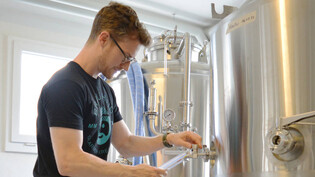 Die Arbeit hat sich gelohnt: Mario Hosang betreibt seit Mitte Juli in Schwanden seine eigene Brauerei unter dem Namen Braucheib. Eines seiner Biere wurde nun ausgezeichnet.