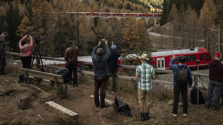 Handys hoch: Bahnbegeisterte filmen und fotografieren den 1,92 Kilometer langen Weltrekordzug mit 100 Waggons, der am Samstag die Albulastrecke von Preda nach Alvaneu fuhr. 