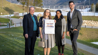 Glückliche Gesichter: Lucian Schucan (Gemeinde Zuoz), Selma Mahlknecht (Preisträgerin), Gianna Olinda Cadonau (Lia Rumantscha), Professor Rico Valär (Jury). 