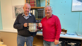 Für den Bobsport: (von links) Heinz Thoma und Lorenzo  Mevio halten den ältesten Pokal im Archiv.
