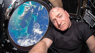 Eine grandiose Sicht auf die Erde: Das Bild zeigt den vormaligen NASA-Astronauten Scott Kelly bei einer 2015 durchgeführten Mission im Beobachtungsmodul der Internationalen Raumstation ISS.