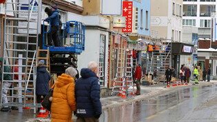 Versperrte Trottoirs: Das Bild zeigt die Umbauarbeiten bei den von Trittbrettfahrern angemieteten Geschäftslokalen in Davos Platz am zurückliegenden World Economic Forum. 