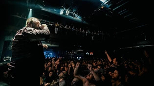 Nass geschwitzt und ausgepowert: Sänger Jan «Monchi» Gorkow der deutschen Punk-Band Feine Sahne Fischfilet am gut besuchten Konzert in Zürich.