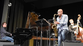 Aufmerksames Zusammenspiel: Saxofon-Legende Joshua Redman und seine Mitmusiker harmonieren auf der Bühne in Ennenda ausgezeichnet.