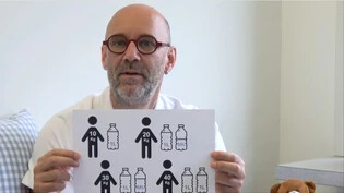 «Dr. Tom» erklärt, wie viel Wasser Babys und Kinder benötigen.