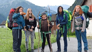 Ungewöhnliche Pädagogik: (von links) Murielle Jaquemet, Jana, Iliana, Maithe und Salomé Amacker wandern quer durchs Land.