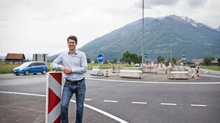Der Bau der Stichstrasse läuft weiter nach Plan: Der Kreisel ist dabei nur ein vorläufiger Anschluss, wie Kantonsingenieur Christof Kamm im Mai erläutert.