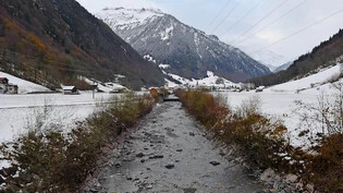 In der Landwirtschaftszone weiterhin umstritten: Die Bauern in Glarus Süd wollen die Abtretung von Land an den Ufern von Linth und Sernf verhandeln. Bild Claudia Kock Marti