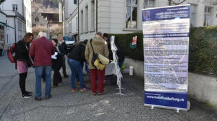 In der Gemeindehausstrasse liegen Unterschriftenbögen zur Unterstützung einer Einsprache gegen ein Baugesuch in Glarus auf.