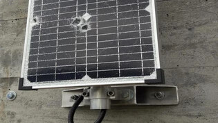 Drei Einschusslöcher weist das Solarpanel bei der GPS-Messanlage in Vazerol auf. 