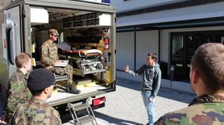Die Armee unterstützt die Glarner Behörden: Sanitätssoldaten werden auf ihren Einsatz im Glarnerland vorbereitet.