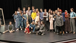 Die Uraufführung vor Augen: Die 25 Schauspielerinnen und Schauspieler – hier noch vor dem Corona-Lockdown – proben auf der Bühne der Kantonsschule für den Schlussapplaus.