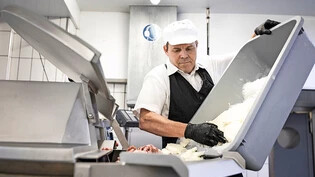 Hanspeter Fischli produziert eine 1-Meter-Kalberwurst.