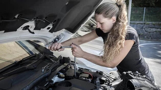 Frisch diplomiert: Die Automobil-Mechatronikerin Lisa Nann liebt es, an Autos herumzuschrauben.