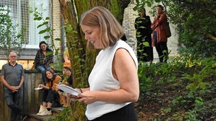 Passend: Im Garten des Glarner Kunsthauses eröffnet Kunsthausdirektorin Judith Welter die Gruppenausstellung «Im Volksgarten»