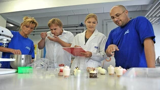 Die Guma AG von Inhaber Corsin Camenisch (Zweiter v.l.) wird mit der Übernahme der Stalden Creme ihr Dessertsortiment ausbauen.